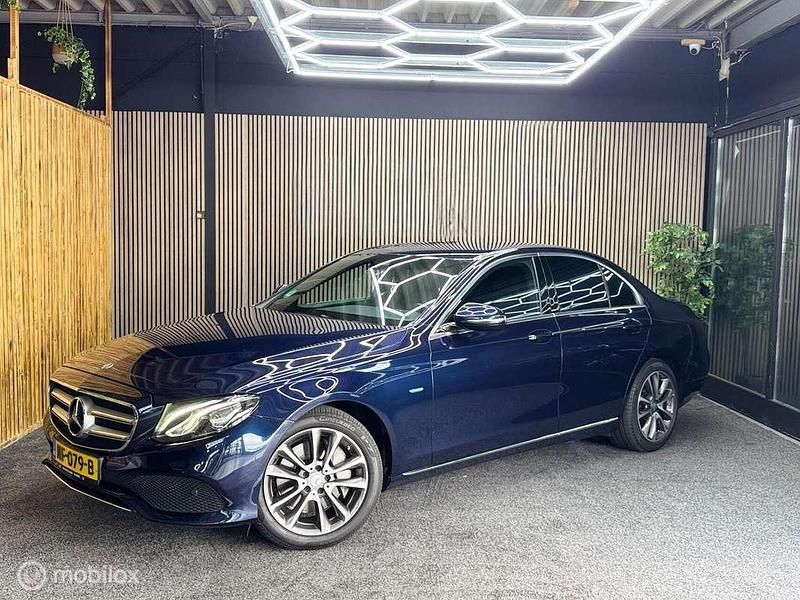Blauw Gebruikt 2016 Mercedes E350 Edition Sedan | € 18.900 (Goede deal) - Afbeelding 1/4