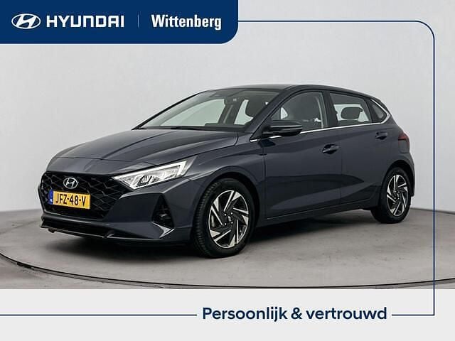 Aurora grey metallic (a7g) Gebruikt 2022 Hyundai i20 Comfort Hatchback | € 19.700 (Eerlijke prijs) - Afbeelding 1/3