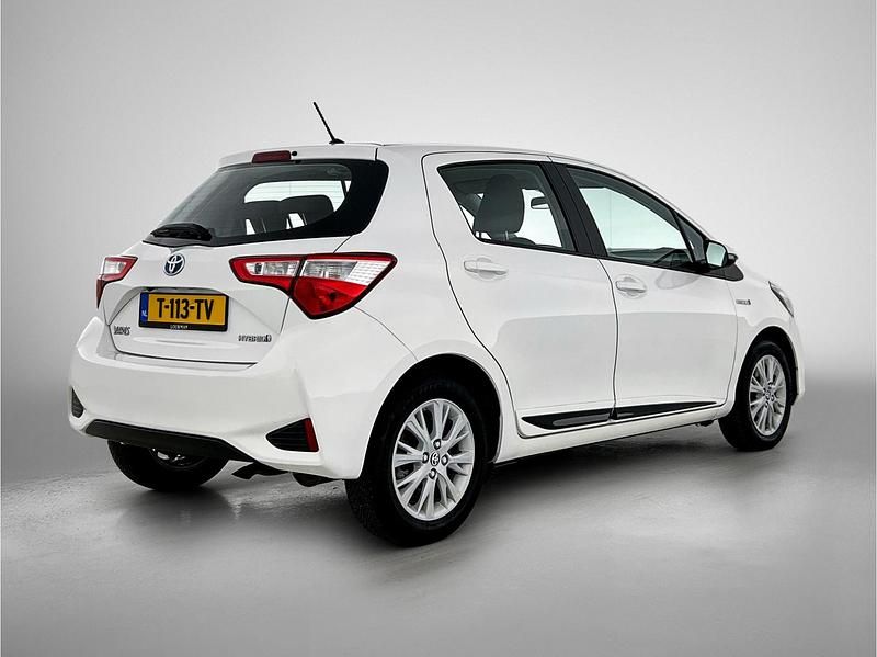 Wit Occasion 2023 Toyota Yaris Hybrid Active Hatchback | € 16.945 (Super prijs) - Afbeelding 1/2