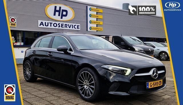 Zwart, metallic lak Gebruikt 2020 Mercedes A200 AMG line Hatchback | € 26.500 (Iets duurder) - Afbeelding 1/4