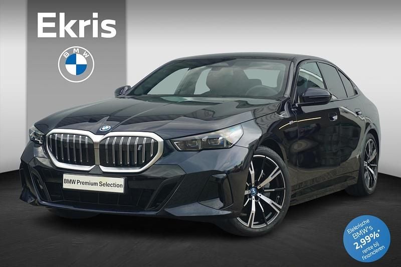 Zwart Nieuw 2025 BMW i5 M Sport Sedan | € 89.644 - Afbeelding 1/4