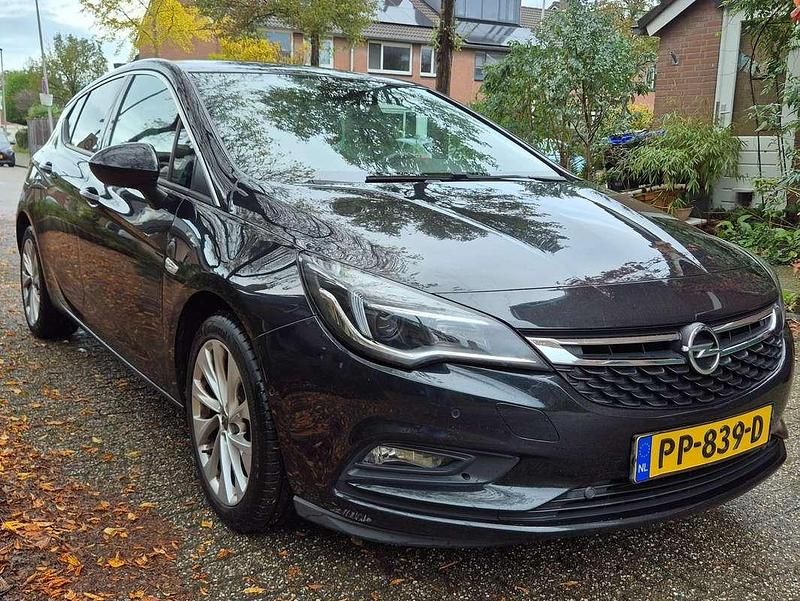 Zwart Gebruikt 2016 Opel Astra Innovation Hatchback | € 9.950 (Eerlijke prijs) - Afbeelding 1/4