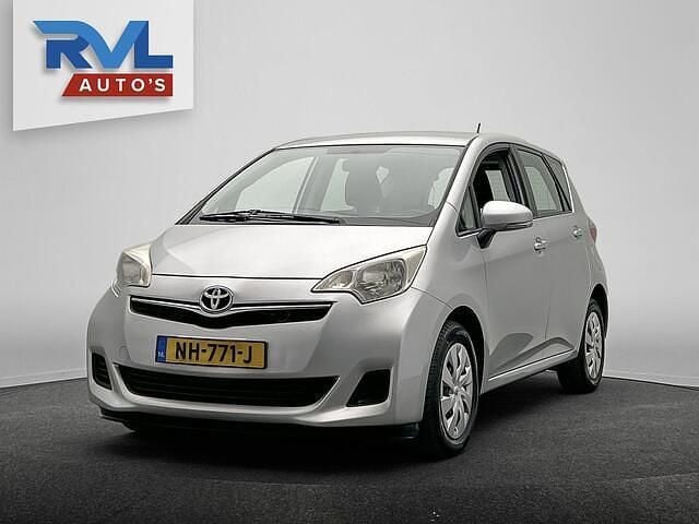 Grijs Gebruikt 2011 Toyota Verso-S MPV | € 4.900 (Eerlijke prijs) - Afbeelding 1/4