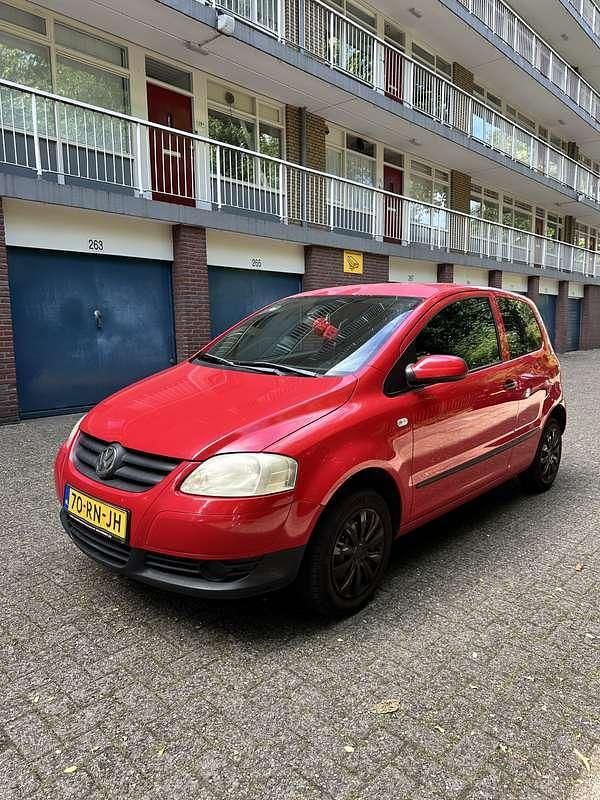 Rood Occasion 2005 VW Fox Trendline Hatchback | € 999 (Goede deal) - Afbeelding 1/4