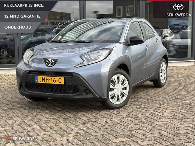 Grijs Nieuw 2025 Toyota Aygo X Play SUV | € 21.450 - Afbeelding 1/3