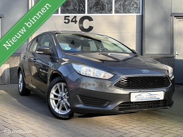 Grijs (metallic) Occasion 2015 Ford Focus Trend Hatchback | € 4.950 (Eerlijke prijs) - Afbeelding 1/4