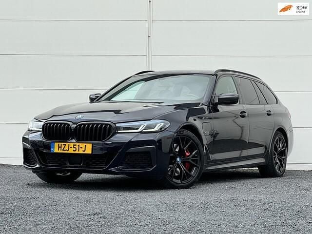 Zwart Gebruikt 2023 BMW 530e M Sport Stationwagen | € 41.945 (Eerlijke prijs) - Afbeelding 1/4