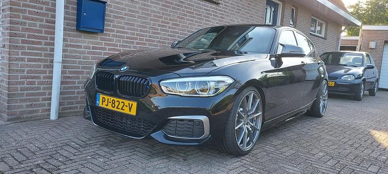 Zwart (metallic) Gebruikt 2017 BMW M140 Executive Hatchback | € 33.500 - Afbeelding 1/4