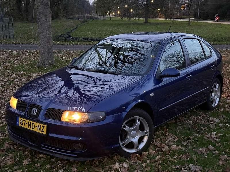Blauw Gebruikt 2003 Seat Leon Hatchback | € 2.249 (Duur) - Afbeelding 1/4