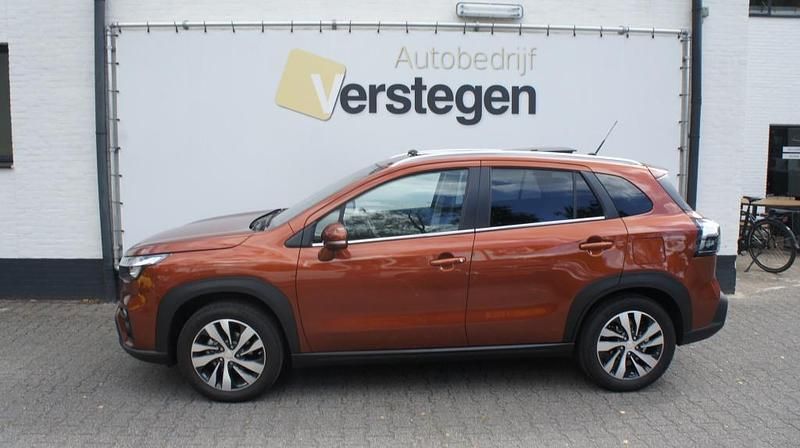Bruin Occasion 2024 Suzuki SX4 S-Cross Style SUV | € 27.450 (Eerlijke prijs) - Afbeelding 1/4