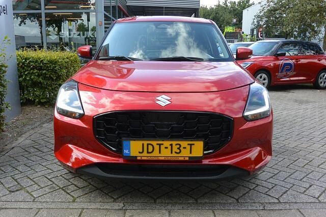 Occasion Suzuki Swift Style 83 PK (61 kW) 2025 Rood, metallic lak Hatchback