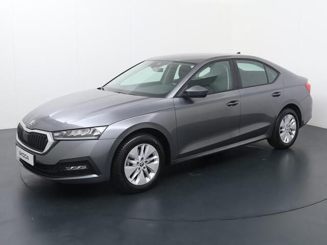 Grijs Gebruikt 2023 Skoda Octavia Ambition Hatchback | € 23.940 (Goede deal) - Afbeelding 1/4