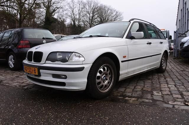 Wit Occasion 1999 BMW 318 Stationwagen | € 995 (Goede deal) - Afbeelding 1/4