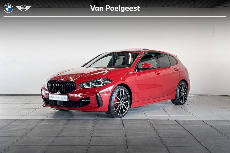 Rood Gebruikt 2024 BMW 118 M Sport Hatchback | € 37.895 (Eerlijke prijs) - Afbeelding 1/4