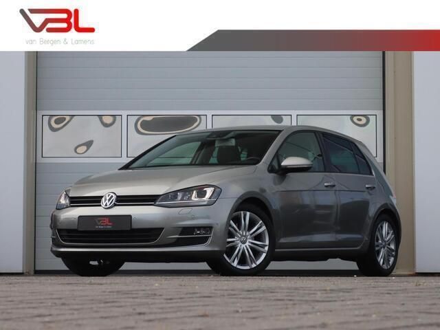 Grijs, metallic lak Gebruikt 2013 VW Golf VII Highline Hatchback | € 13.940 (Iets duurder) - Afbeelding 1/4