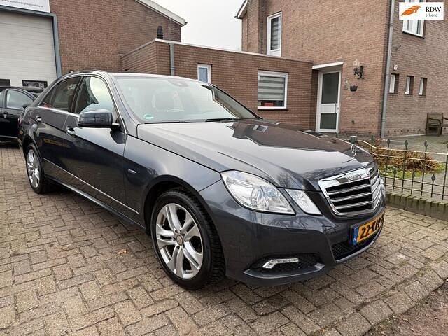 Grijs Gebruikt 2010 Mercedes E200 Avantgarde Sedan | € 5.650 (Goede deal) - Afbeelding 1/4