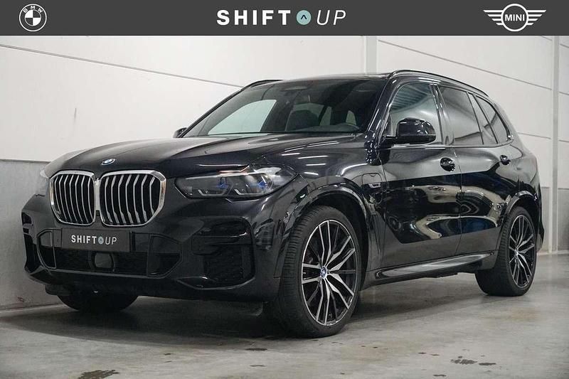Zwart (metallic) Occasion 2023 BMW X5 M Sport SUV | € 68.940 (Eerlijke prijs) - Afbeelding 1/3