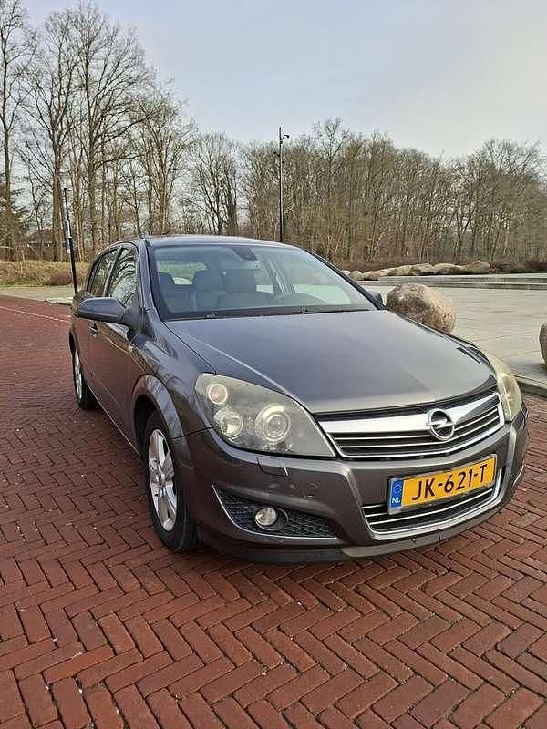 Grijs Occasion 2008 Opel Astra Essentia Hatchback | € 1.750 (Goede deal) - Afbeelding 1/4