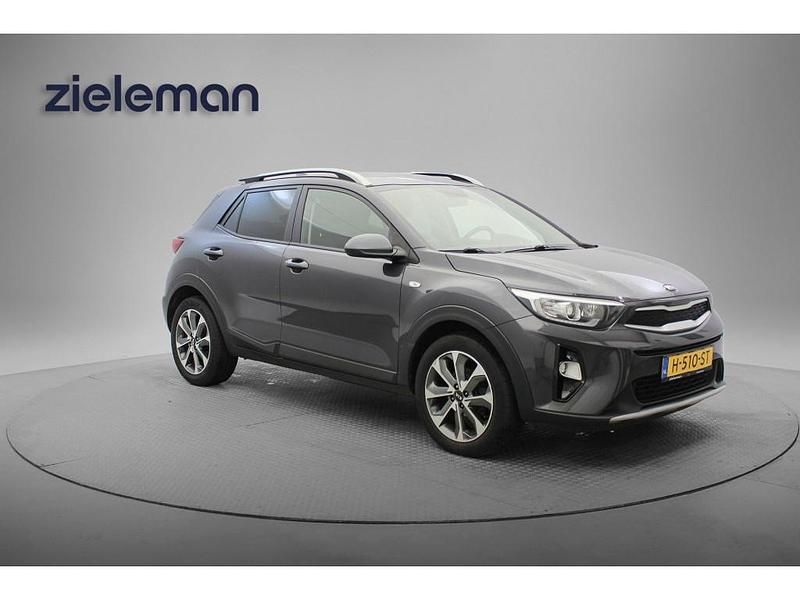 Grijs Occasion 2020 Kia Stonic SUV | € 12.344 (Eerlijke prijs) - Afbeelding 1/4
