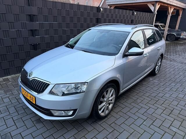 Grijs (metallic) Occasion 2013 Skoda Octavia Stationwagen | € 5.750 (Iets duurder) - Afbeelding 1/4