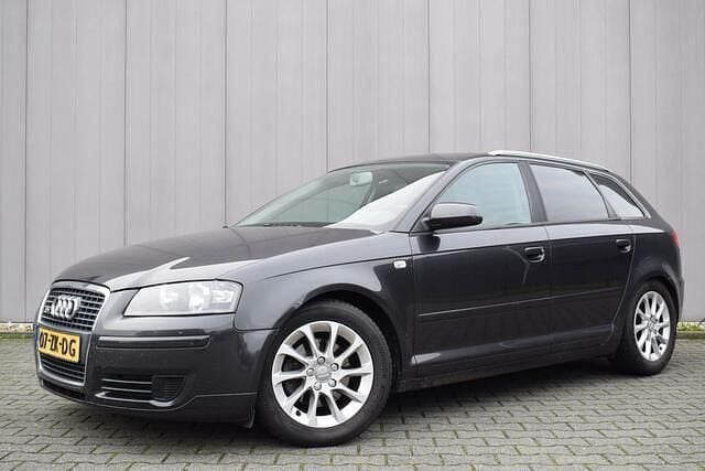 Grijs (metallic) Gebruikt 2008 Audi A3 Sportback Attraction Hatchback | € 1.950 (Super prijs) - Afbeelding 1/4