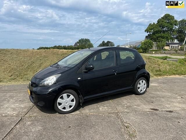 Zwart Gebruikt 2009 Toyota Aygo Comfort Hatchback | € 3.375 (Eerlijke prijs) - Afbeelding 1/4