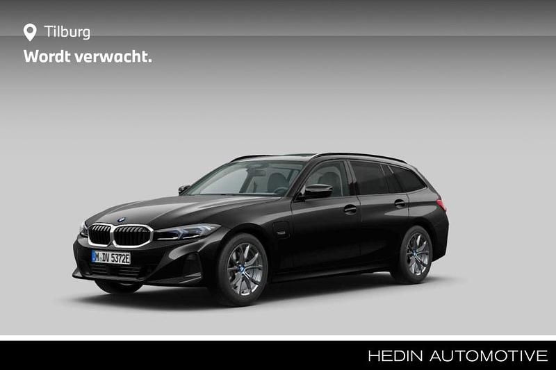 Zwart (metallic) Gebruikt 2022 BMW 330e Executive Stationwagen | € 36.880 (Eerlijke prijs) - Afbeelding 1/2