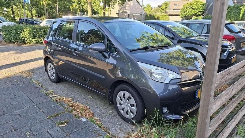 Grijs Gebruikt 2012 Toyota Verso-S MPV | € 5.000 (Goede deal) - Afbeelding 1/4