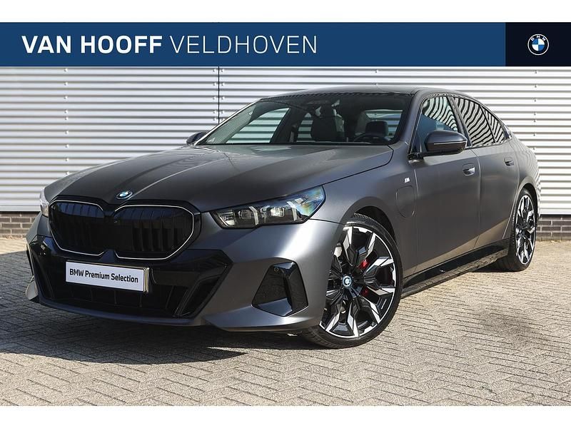 Grijs Occasion 2024 BMW 530e M Sport Sedan | € 67.950 (Duur) - Afbeelding 1/4
