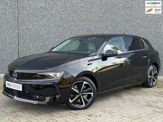 Zwart Occasion 2022 Opel Astra Business Elegance Hatchback | € 21.495 (Goede deal) - Afbeelding 1/4
