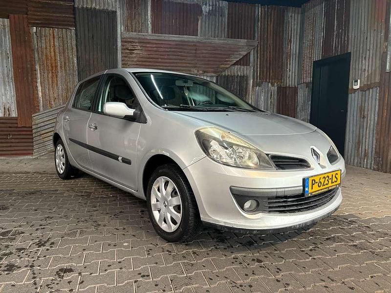 Grijs Gebruikt 2006 Renault Clio II Rip Curl Hatchback | € 2.199 (Eerlijke prijs) - Afbeelding 1/4