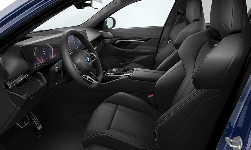 Nieuw BMW 550e M Sport 489 PK (359 kW) 2025 Blauw Stationwagen