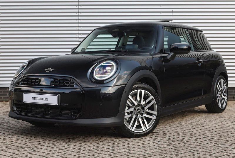 Zwart Gebruikt 2024 Mini Cooper Comfort Hatchback | € 35.900 - Afbeelding 1/4