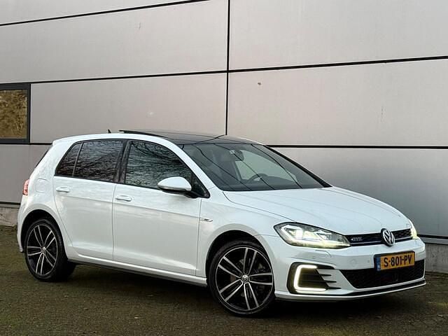 Wit Occasion 2018 VW Golf VII GTE Hatchback | € 16.950 (Eerlijke prijs) - Afbeelding 1/4