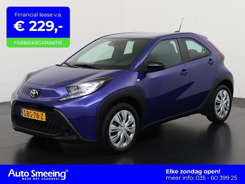 Blauw Gebruikt 2024 Toyota Aygo Play Hatchback | € 17.895 (Eerlijke prijs) - Afbeelding 1/4