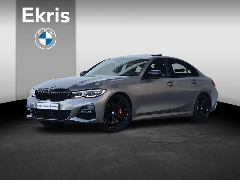 Grijs (metallic) Gebruikt 2022 BMW 318 M Sport Sedan | € 36.400 (Eerlijke prijs) - Afbeelding 1/4