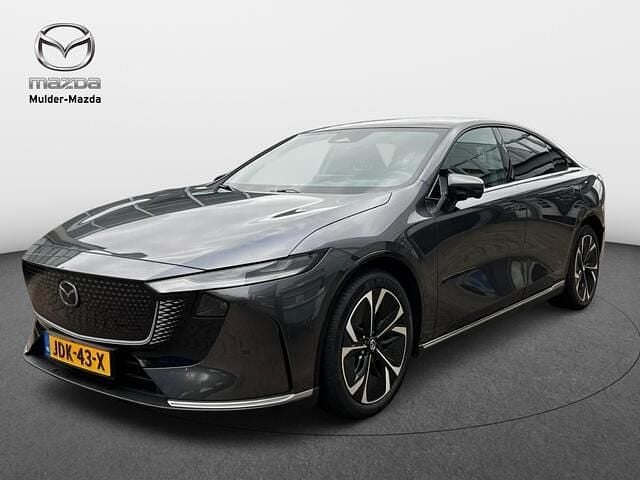 Machine grey (grijs metallic) Occasion 2025 Mazda 6e Takumi-Line Hatchback | € 38.950 (Goede deal) - Afbeelding 1/4