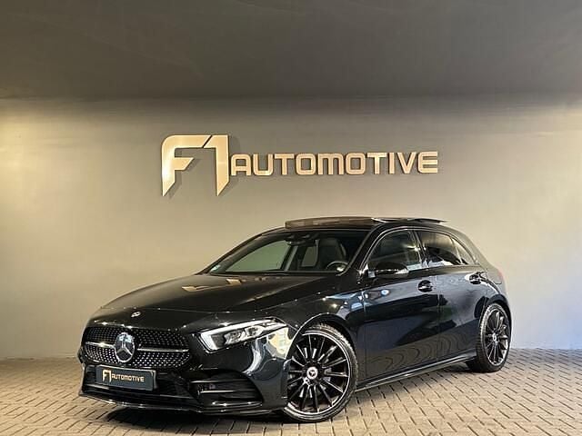 Zwart (metallic) Gebruikt 2019 Mercedes A220 AMG Hatchback | € 29.890 (Eerlijke prijs) - Afbeelding 1/3