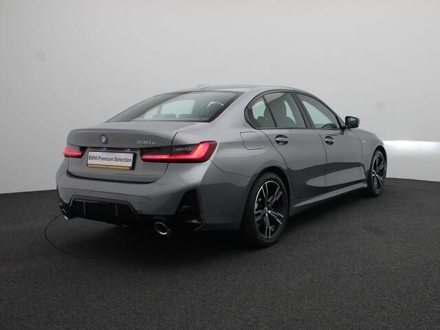 Grijs Gebruikt 2024 BMW 330 M Sport Sedan | € 42.900 (Goede deal) - Afbeelding 1/3