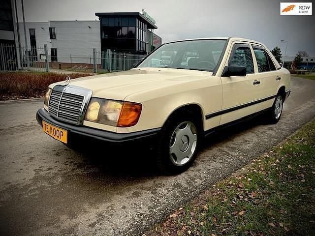 Beige Gebruikt 1985 Mercedes E230 Sedan | € 7.950 - Afbeelding 1/4