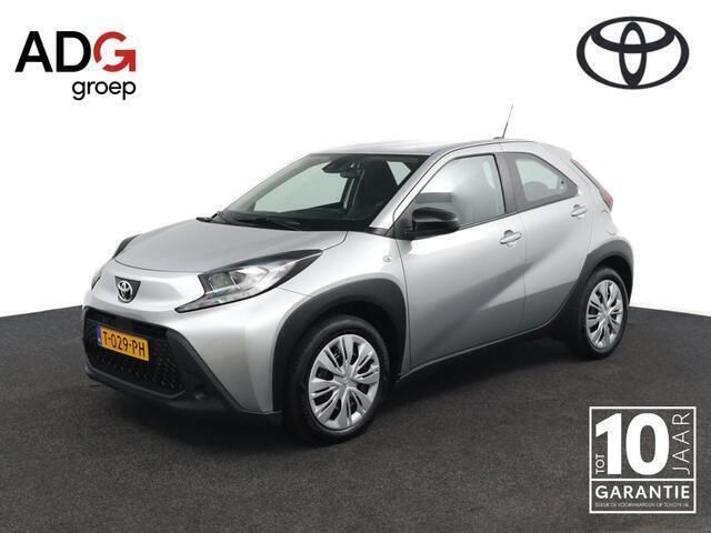 Grijs Gebruikt 2023 Toyota Aygo Play Hatchback | € 17.950 (Eerlijke prijs) - Afbeelding 1/4