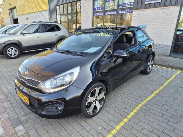 Zwart Gebruikt 2012 Kia Rio Hatchback | € 3.500 (Goede deal) - Afbeelding 1/4
