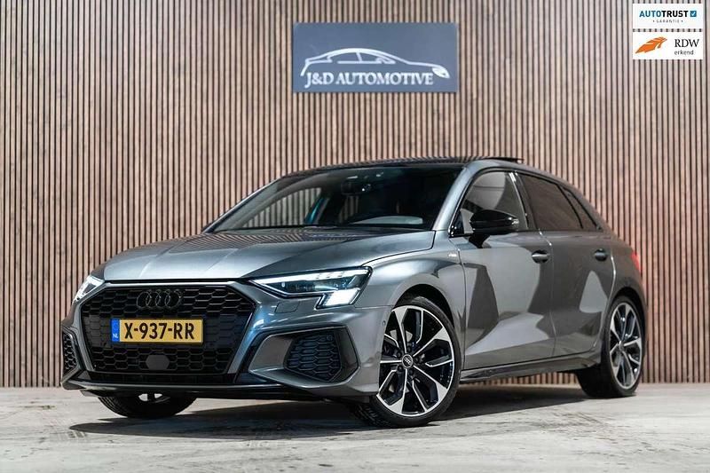 Grijs Gebruikt 2023 Audi A3 Sportback e-tron S-Line Hatchback | € 35.900 (Iets duurder) - Afbeelding 1/4