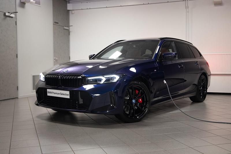 Blauw, metallic lak Gebruikt 2024 BMW 320e M Sport Stationwagen | € 56.450 - Afbeelding 1/4