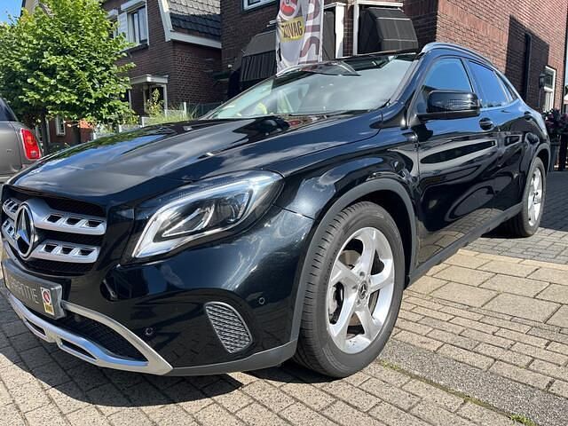 Zwart Gebruikt 2018 Mercedes GLA200 Prestige SUV | € 23.900 (Eerlijke prijs) - Afbeelding 1/4