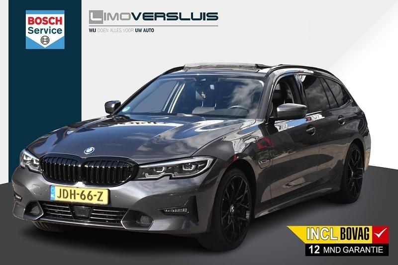 Grijs Occasion 2022 BMW 330e Executive Stationwagen | € 32.745 (Super prijs) - Afbeelding 1/4