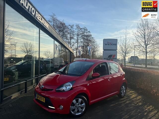 Rood Occasion 2014 Toyota Aygo Hatchback | € 5.995 (Eerlijke prijs) - Afbeelding 1/4