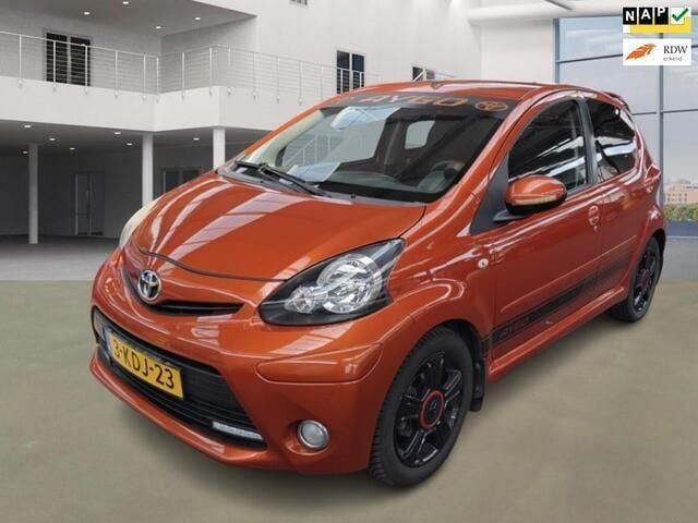 Oranje, metallic lak Gebruikt 2013 Toyota Aygo Hatchback | € 4.450 (Eerlijke prijs) - Afbeelding 1/4