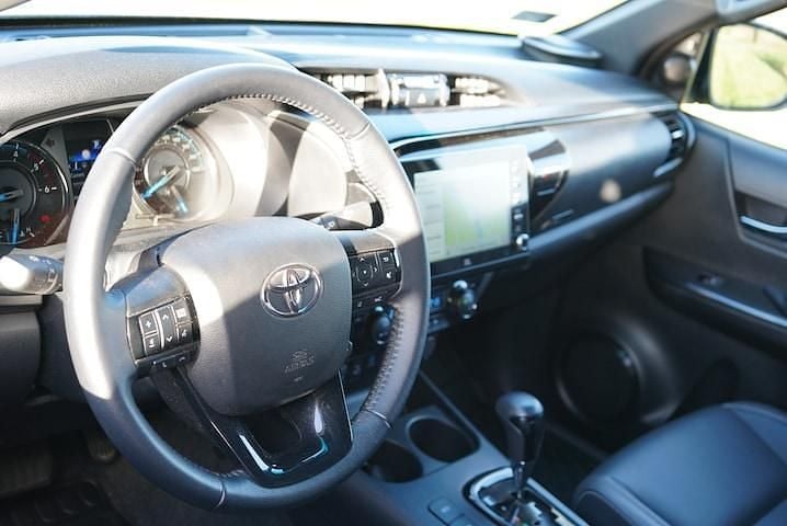 Occasion Toyota HiLux 204 PK (150 kW) 2023 Groen (metallic) Pickup