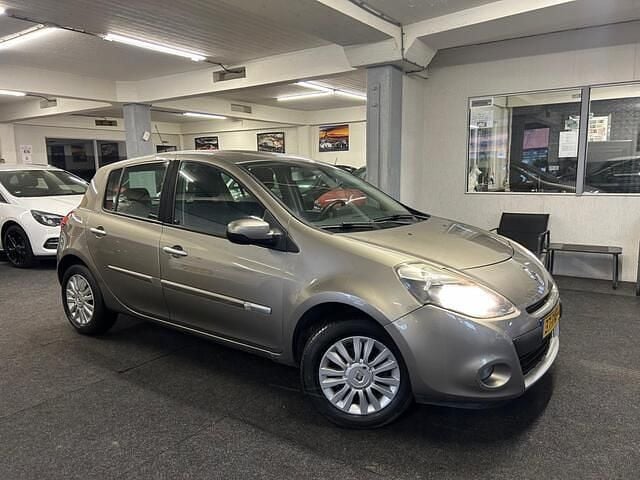 Beige Occasion 2011 Renault Clio R.S. Collection Hatchback | € 2.495 (Goede deal) - Afbeelding 1/4